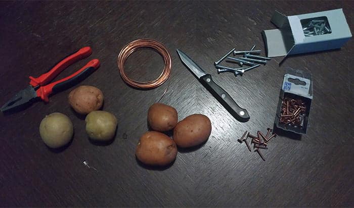 Materijali za bateriju od krumpira: kliješta, krumpiri, bakrena žica, nož, pocinčani i bakreni čavli